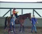 ... ein kleiner Patient mit seiner Mama auf dem Pferd bei der Hippotherapie